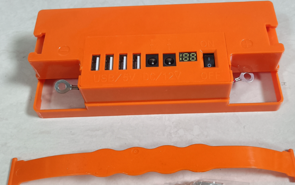 Convierte una batería común en una fuente de energía portátil: la nueva cubierta universal con carga USB y LED